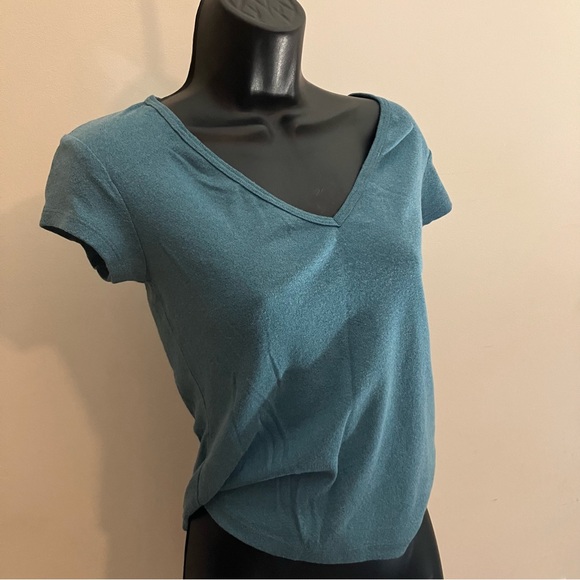 3/$20 Bisou Bisou teal short sleeve v-neck nylon blend top size medium - Picture 2 of 7